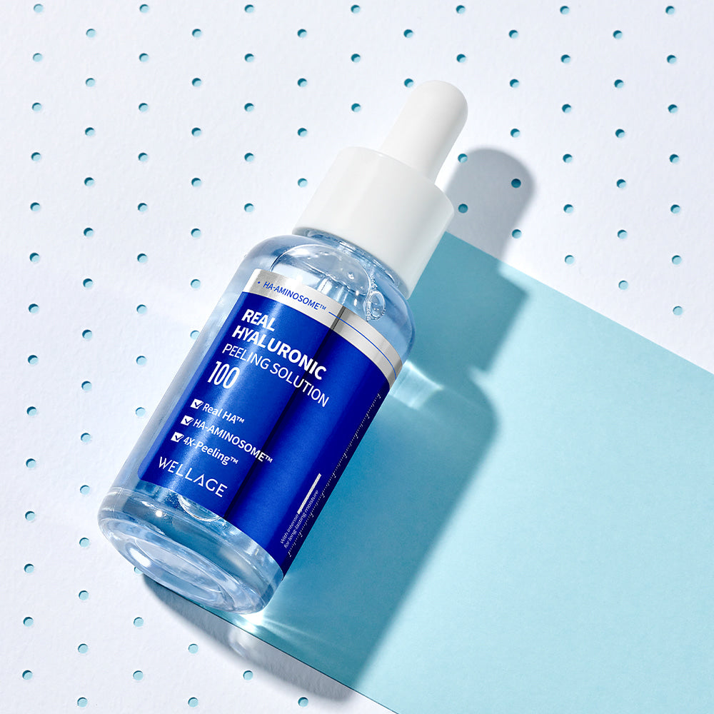 WELLAGE Real Hyaluronic Peeling Solution 30ml, flacon bleu sur fond bleu avec gouttes d’eau, marque WELLAGE
