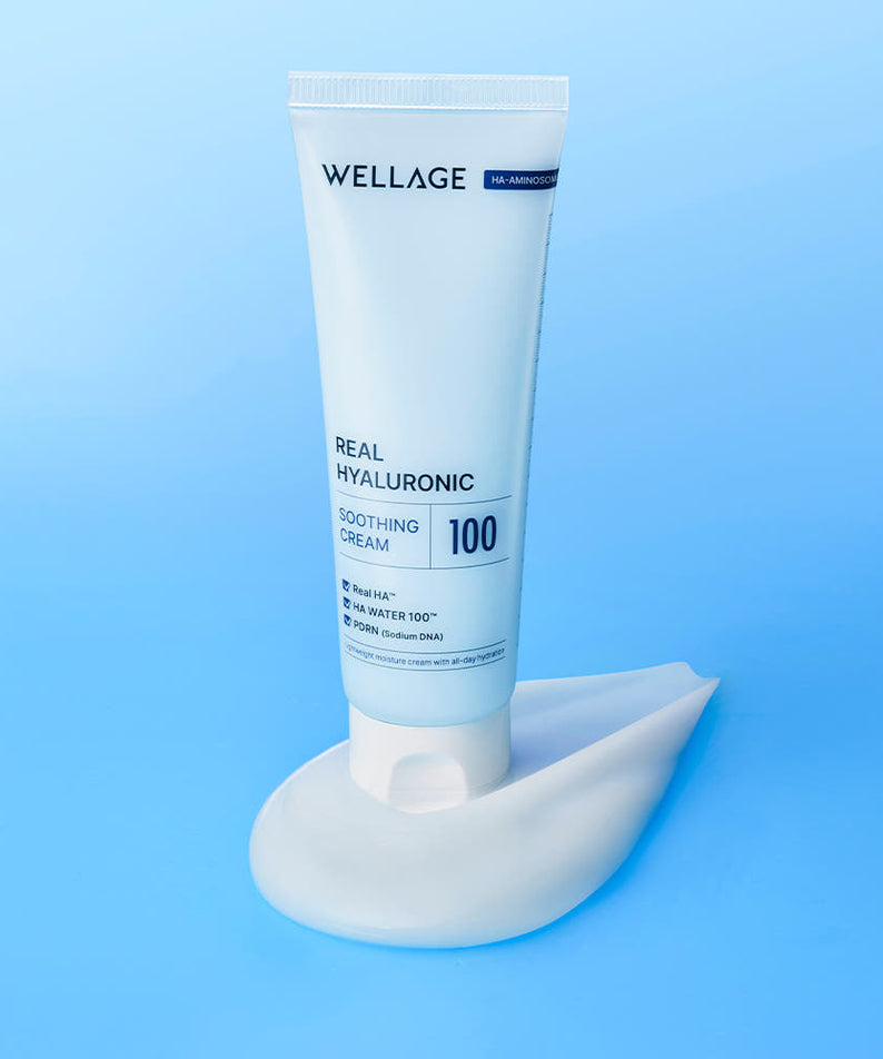 WELLAGE Real Hyaluronic Soothing Cream 80ml : tube crème apaisante sur fond bleu, marque WELLAGE, contexte visuel soins