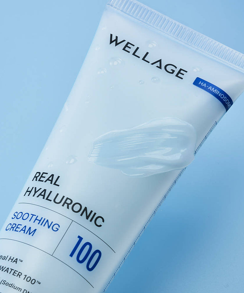 WELLAGE  Real Hyaluronic Soothing Cream 80ml, tube de crème sur fond bleu clair, gros plan produit de marque.