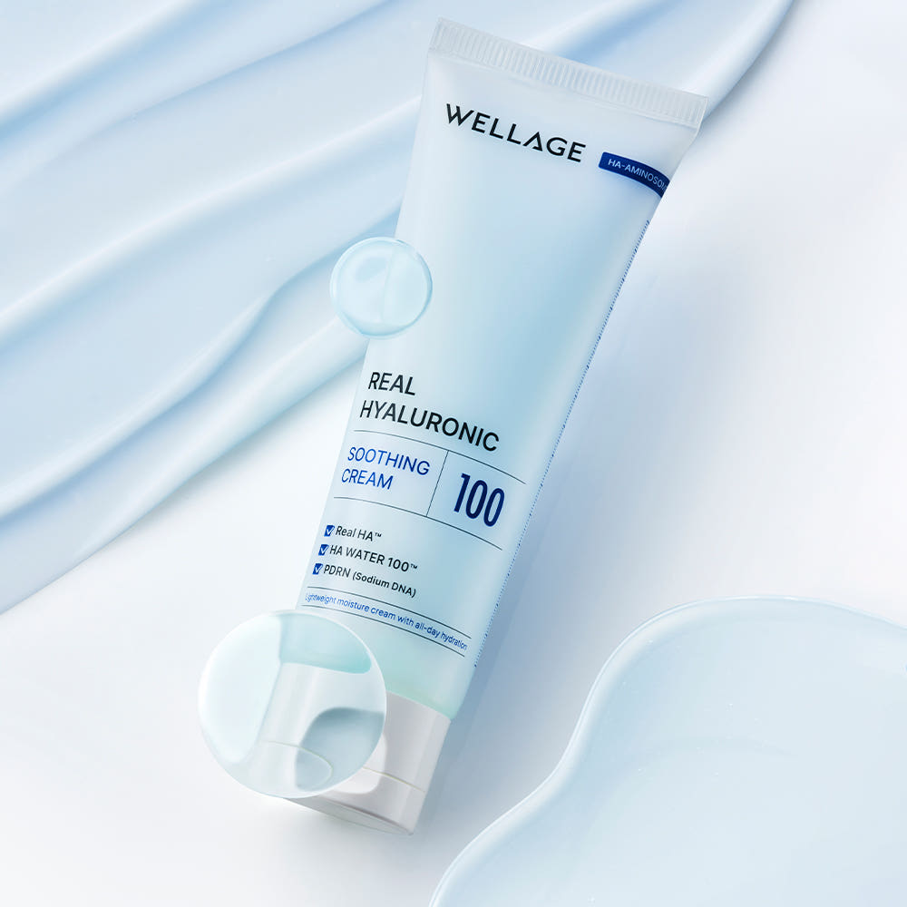 WELLAGE  Real Hyaluronic Soothing Cream 80ml, tube bleu sur fond bleu apaisant, visuel skincare premium
