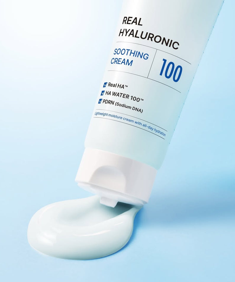 WELLAGE Real Hyaluronic Soothing Cream 80ml sur fond bleu, crème blanche et tube WELLAGE en gros plan.
