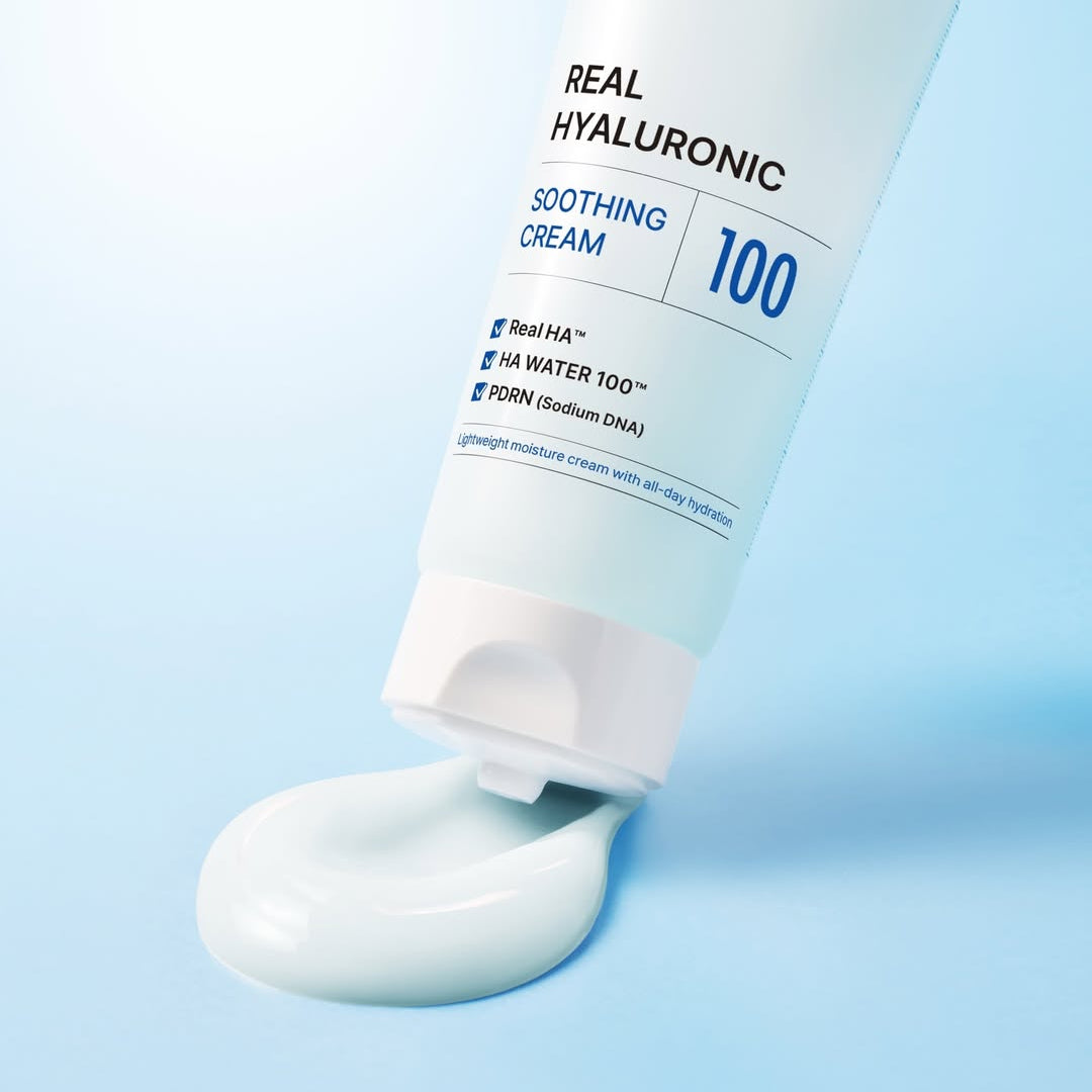 WELLAGE Real Hyaluronic Soothing Cream 80ml sur fond bleu, crème blanche et tube WELLAGE en gros plan.