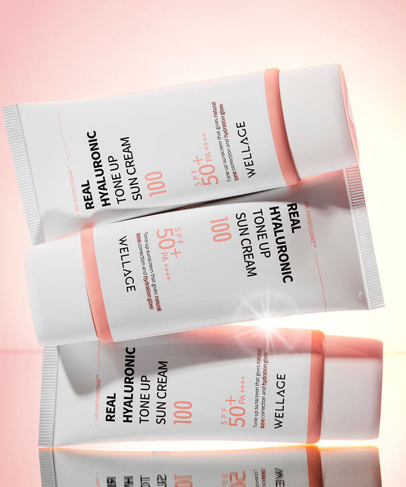 WELLAGE  Real Hyaluronic Tone-Up Sunscreen 50ml, tube blanc et rose sur fond rose, détail cosmétique produit