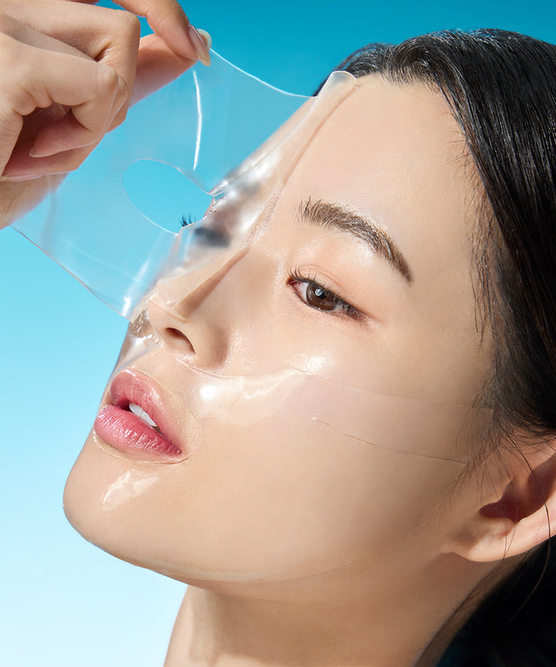 WELLAGE Real hyaluronic Glow Booster PDRN Mask 5 Sheets : femme applique un masque hydratant, marque WELLAGE, fond bleu