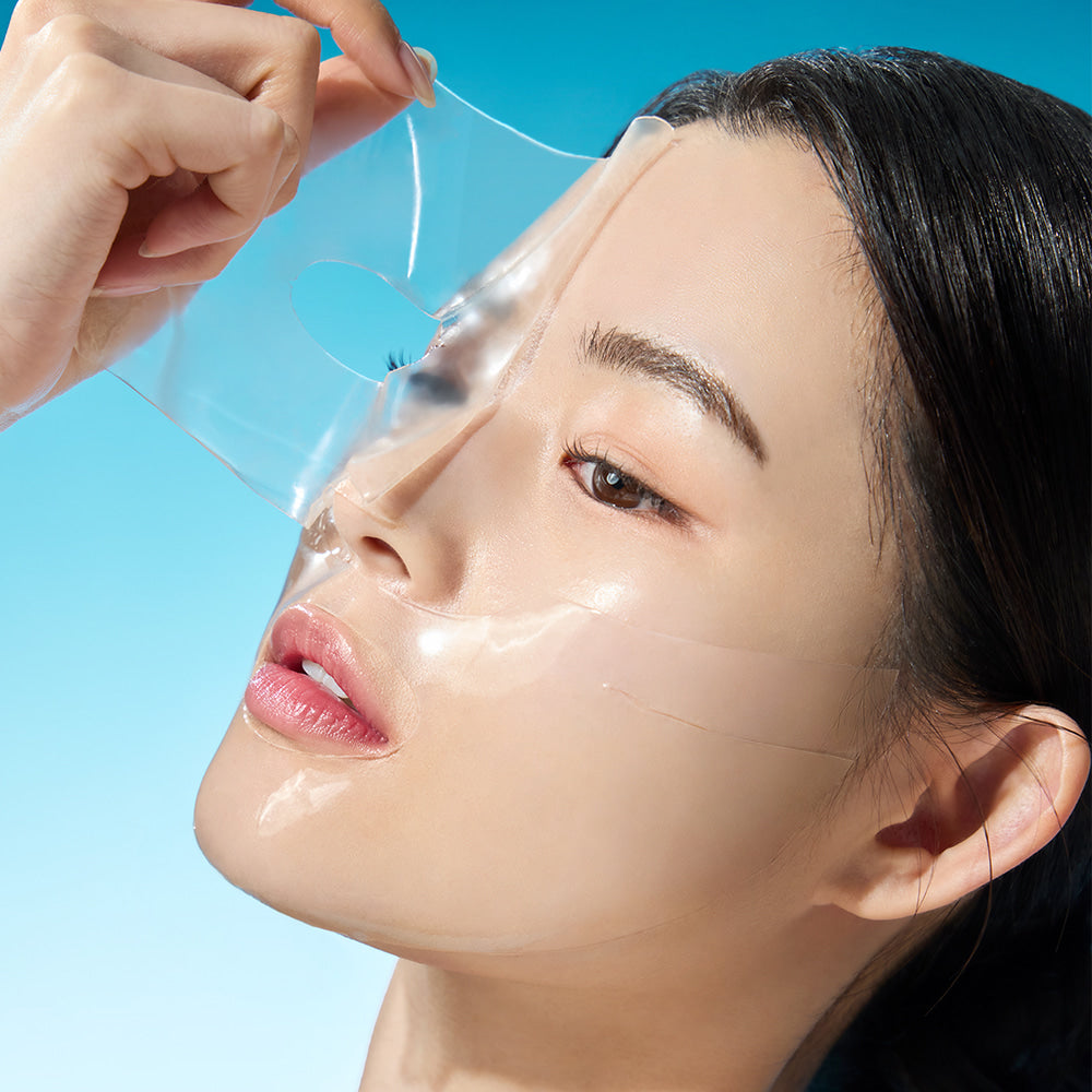 WELLAGE Real hyaluronic Glow Booster PDRN Mask 5 Sheets : femme applique un masque hydratant, marque WELLAGE, fond bleu