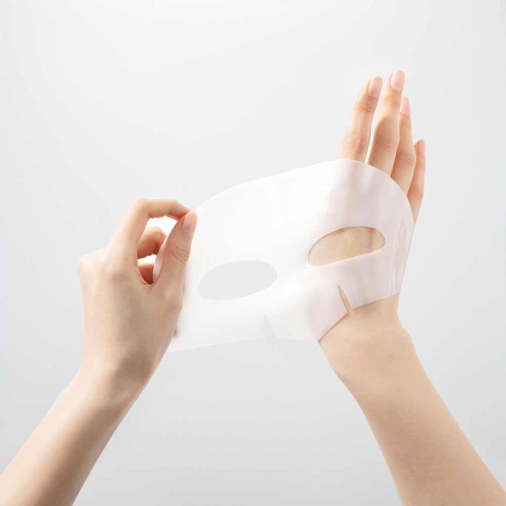 WELLAGE Real hyaluronic Glow Booster PDRN Mask 5 Sheets de la marque WELLAGE, masque hydratant en mains sur fond clair