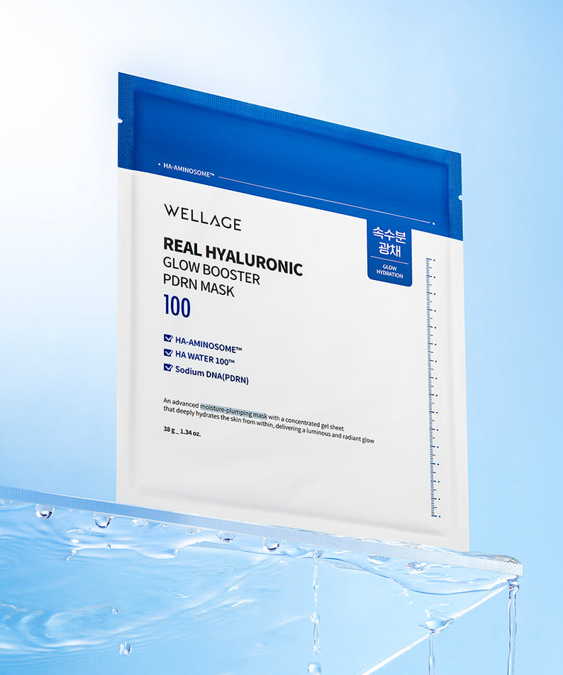Décris l'image en français: WELLAGE Real hyaluronic Glow Booster PDRN Mask 5 Sheets, pack bleu sur fond hydratant, gouttes d’eau.
