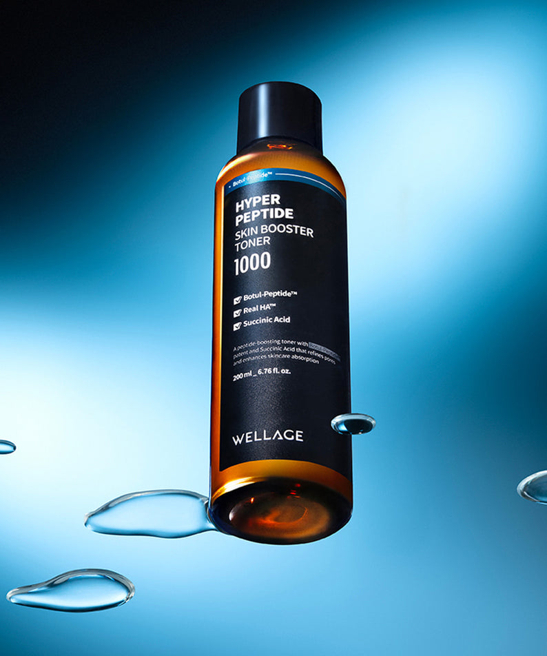 Flacon de WELLAGE Hyper eptide Skin booster Toner 200ml sur fond bleu, drops d'eau autour, soin de la peau premium.