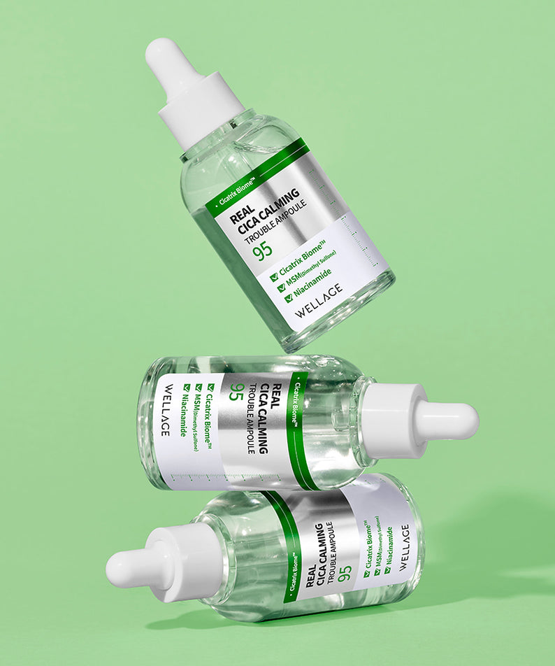 Flacons de WELLAGE Real Cica Calming 95 Trouble Ampoule 50ml sur fond vert, apaisant pour la peau.