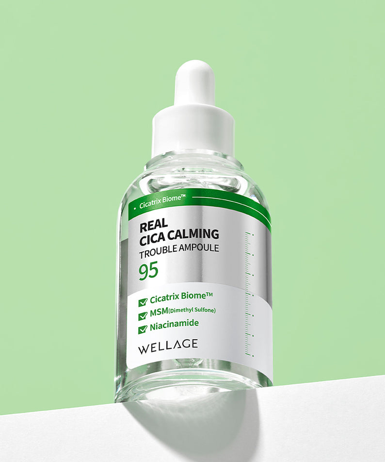 Bouteille de WELLAGE Real Cica Calming 95 Trouble Ampoule 50ml sur fond vert.