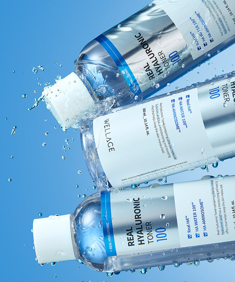Photo de trois bouteilles de WELLAGE Real Hyaluronic 100 Toner 200ml sur fond bleu.