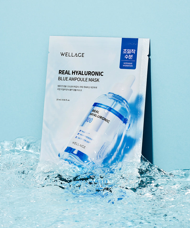 WELLAGE Real Hyaluronic Blue Ampoule Mask 5 Sheets sur fond bleu vif avec éclaboussures d'eau, soin hydratant intense.