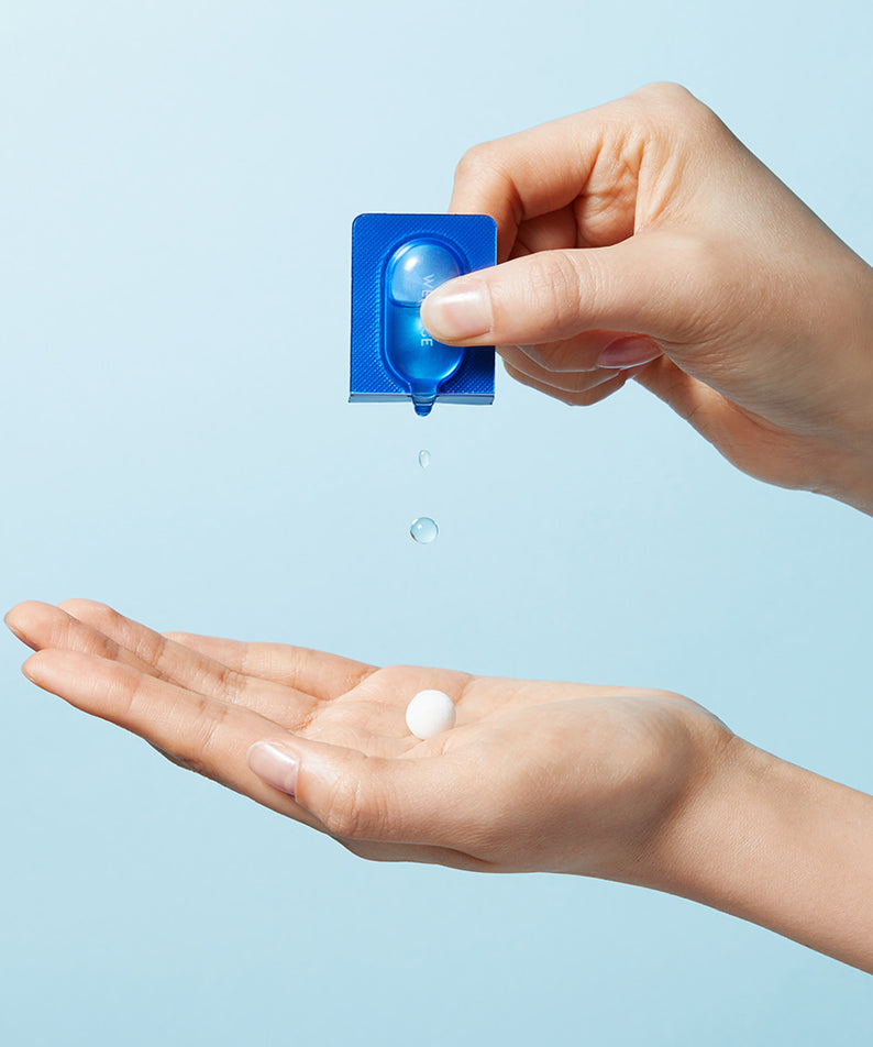 Utilisation du kit WELLAGE Real Hyaluronic One Day avec deux mains, illustrant le processus d'hydratation en une étape.