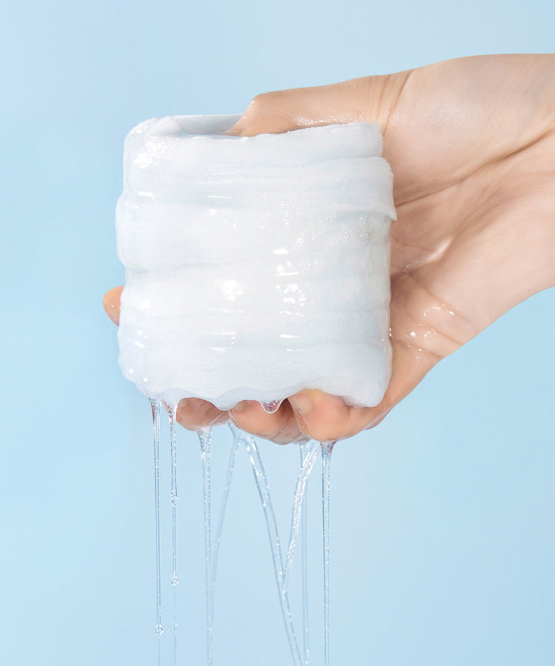 WELLAGE Real hyaluronic Blue Toner Pads 70 Sheets, main image montrant une main tenant les tampons hydratants pleins d'hydratation.