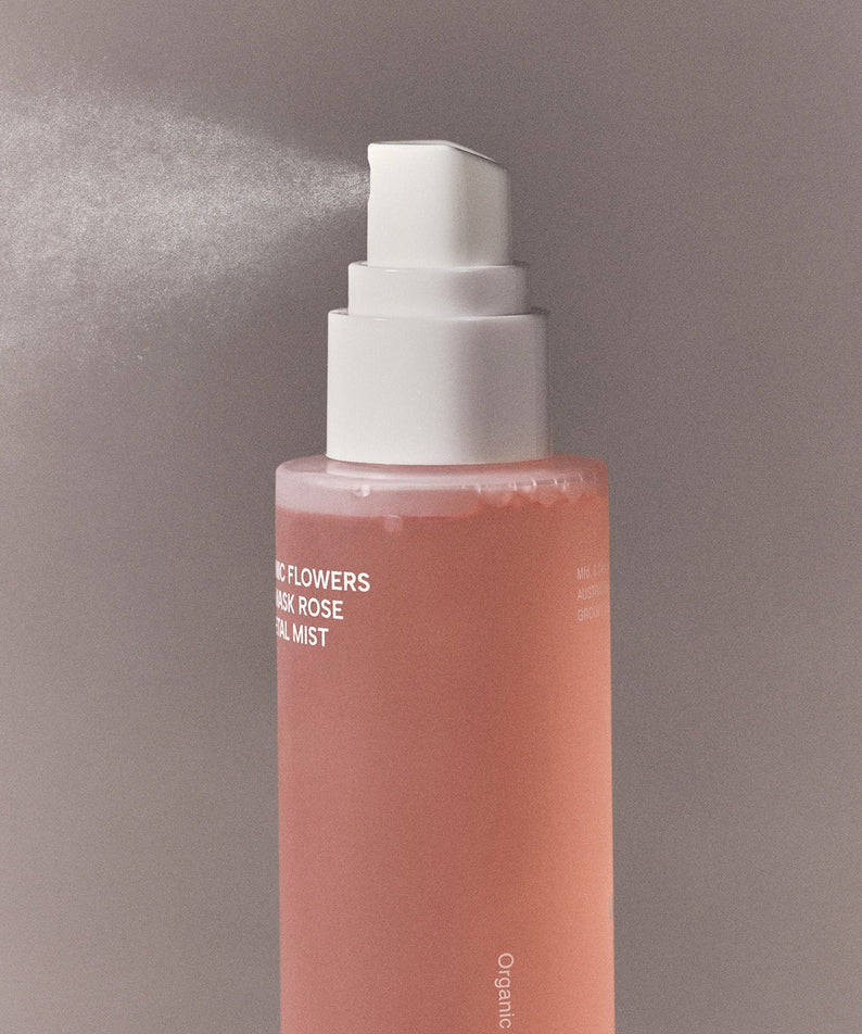 WHAMISA Organic Flower Fermented Rose Petal Mist 100ml, brume rose en flacon blanc sur fond gris, marque WHAMISA.