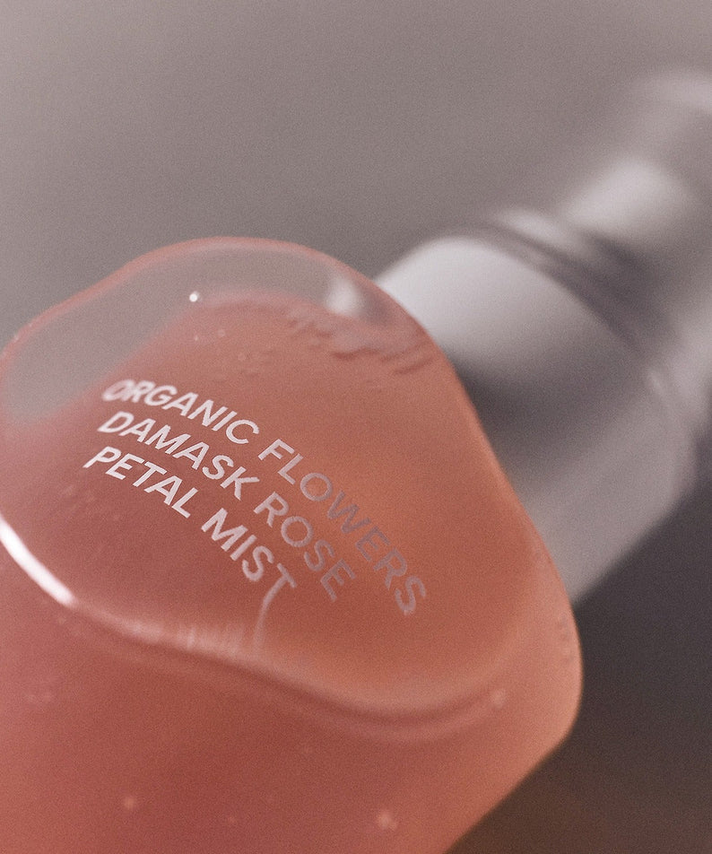 WHAMISA Organic Flower Fermented Rose Petal Mist 100ml, brume rose dans un flacon, photo produit sur fond clair.