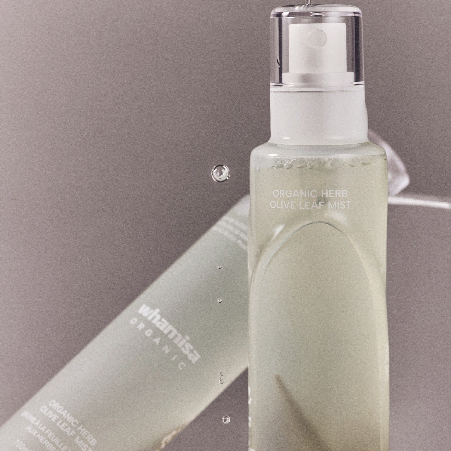 WHAMISA Organic Herb Fermented Olive Leaf Mist 100ml en flacon vaporisateur, sur fond studio beige, marque visible