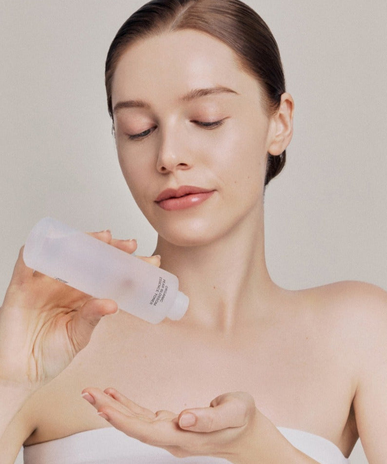WHAMISA Organic Pear Blossom Fermented Essence Toner 160ml : femme applique sur la peau, flacon WHAMISA en contexte beauté.