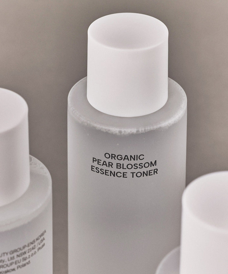 WHAMISA Organic Pear Blossom Fermented Essence Toner 160ml, flacon blanc sur fond gris, packshot produit en studio