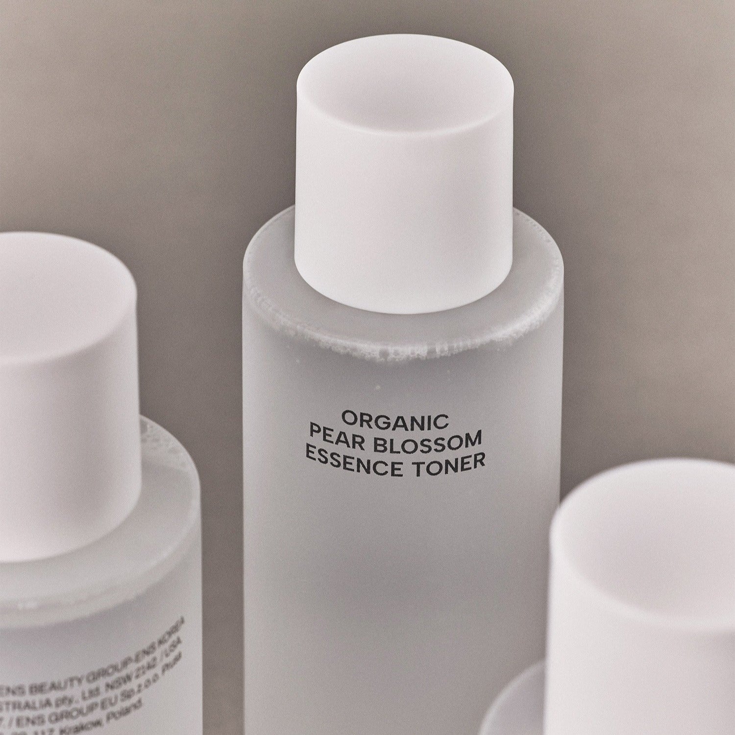 WHAMISA Organic Pear Blossom Fermented Essence Toner 160ml, flacon blanc sur fond gris, packshot produit en studio