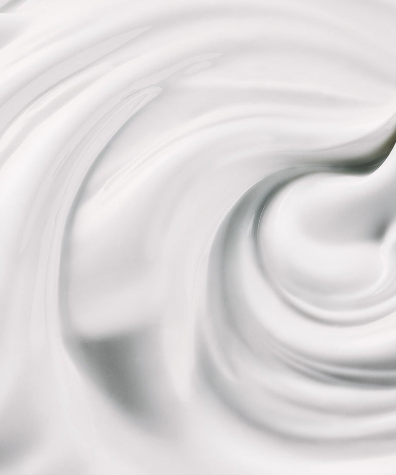 Décris l'image en français : WHAMISA Organic Pear Blossom Fermented Sunscreen 50ml, crème solaire, texture blanche sur fond clair.