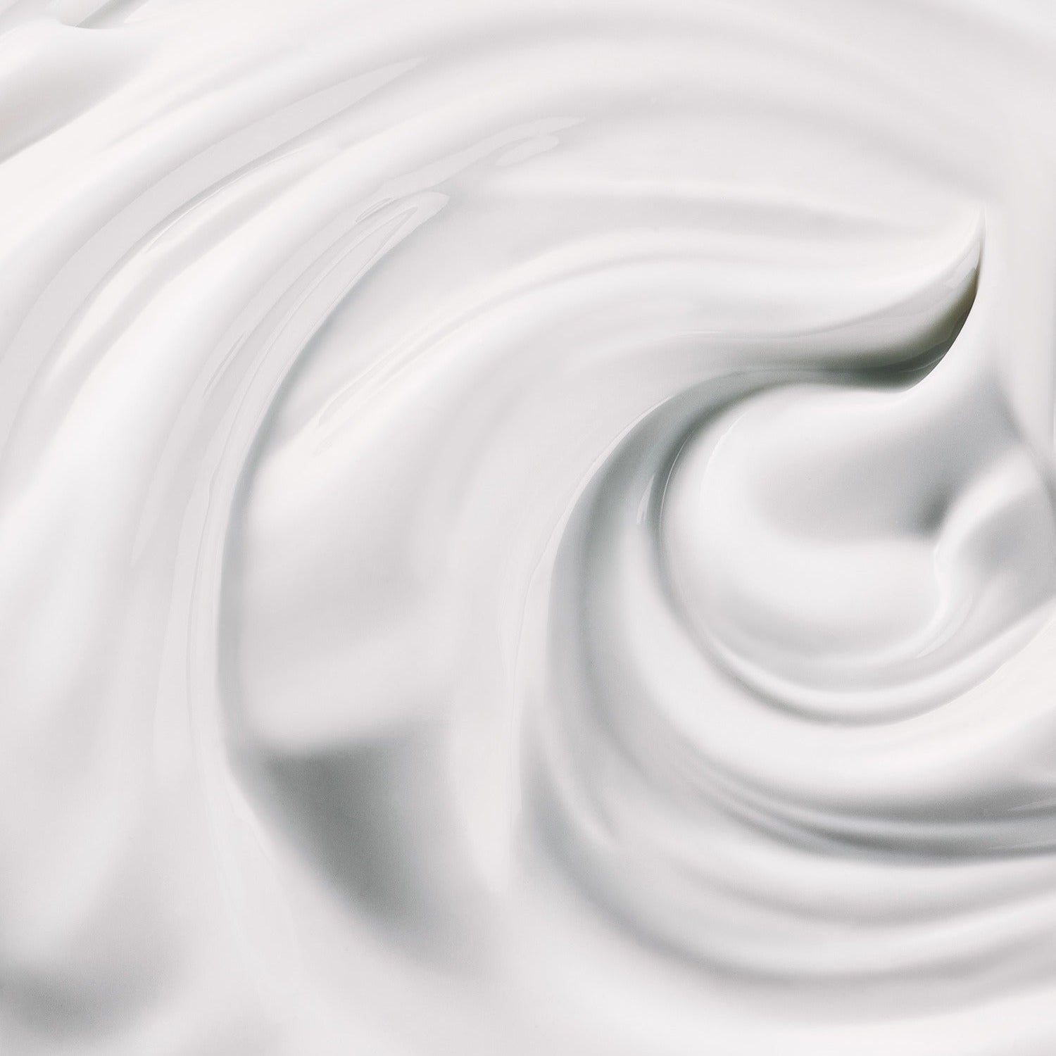Décris l'image en français : WHAMISA Organic Pear Blossom Fermented Sunscreen 50ml, crème solaire, texture blanche sur fond clair.