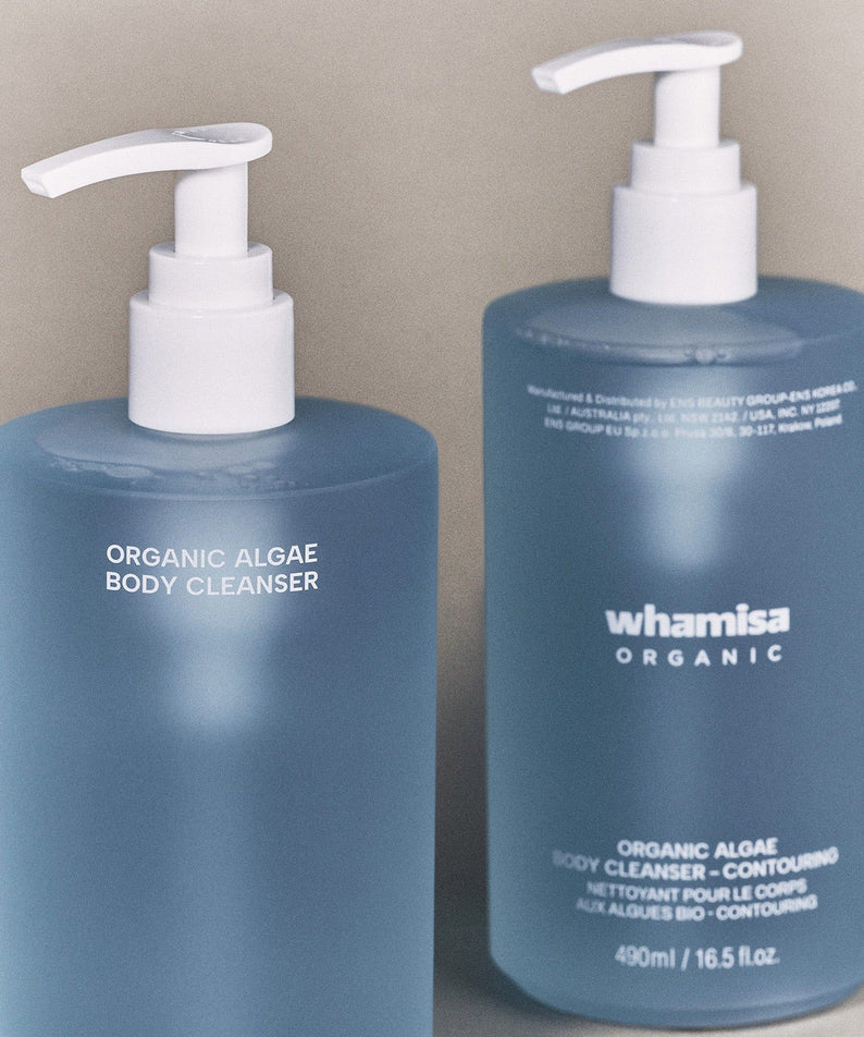 Flacons de WHAMISA Organic Algae Fermented Body Cleanser 490ml sur fond neutre, nettoyant corporel bio et naturel avec algues fermentées.