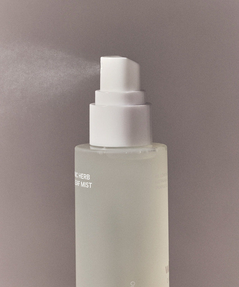 Vaporisateur de 100ml de WHAMISA Organic Herb Fermented Olive Leaf Mist, brume hydratante à base de feuilles d'olivier fermentées.