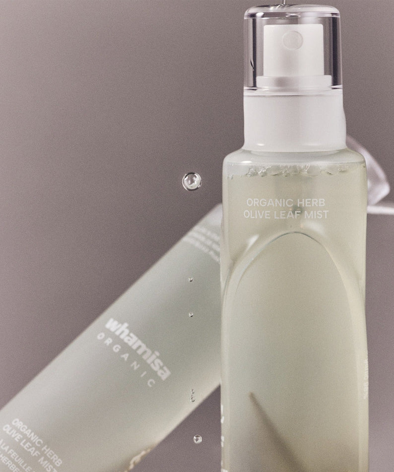 Flacon de WHAMISA Organic Herb Fermented Olive Leaf Mist 100ml, soin hydratant naturel aux herbes pour une peau éclatante.