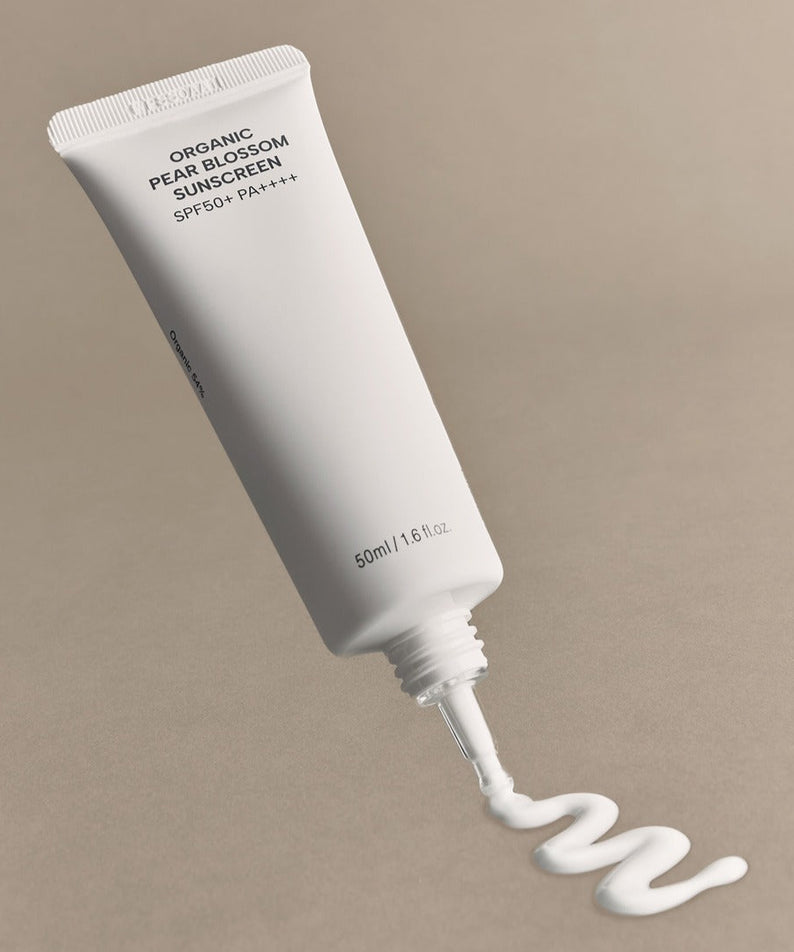 Tube de WHAMISA Organic Pear Blossom Fermented Sunscreen 50ml avec crème s'écoulant