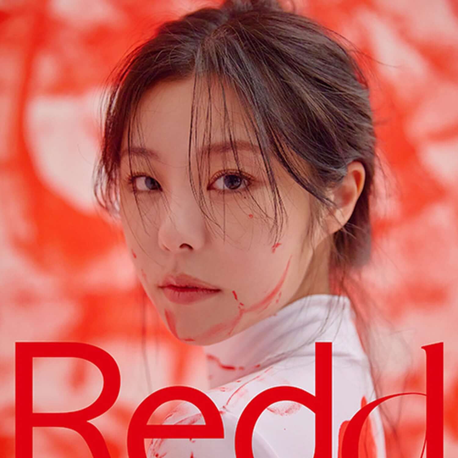 WHEE IN - [Redd] - Album Kpop de WHEE IN, visuel portrait rouge/rose, ambiance émotionnelle sur pochette