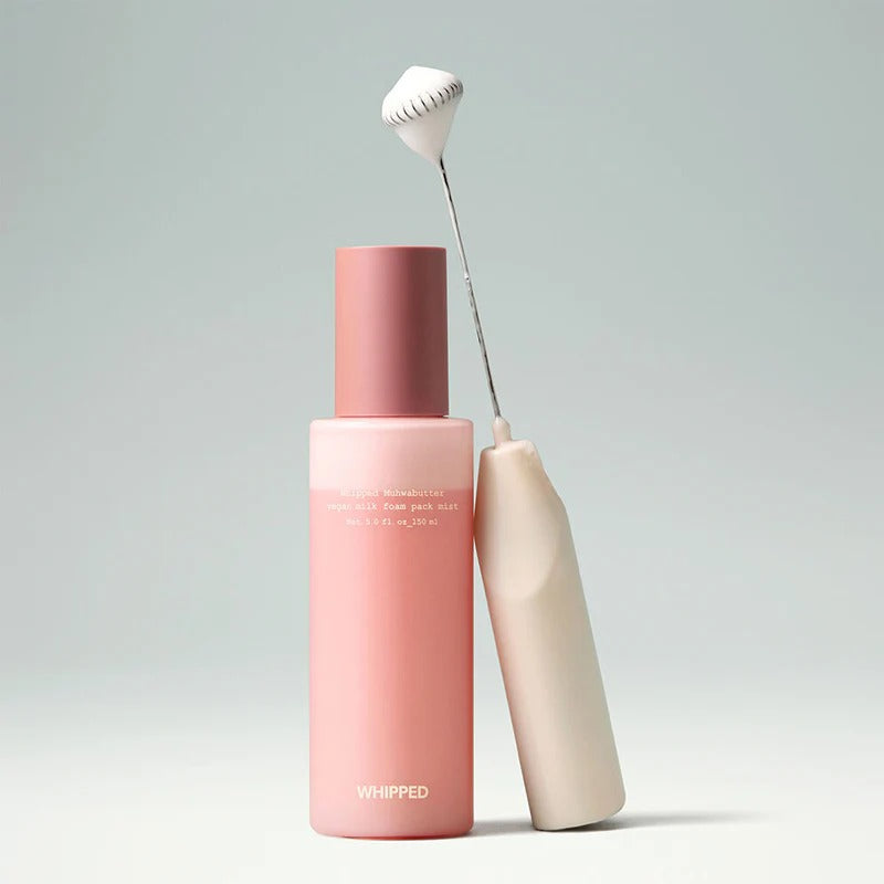 WHIPPED Butter Vegan Milk Foam Pack Mist 150ml, flacon rose et applicateur, texture crème, sur fond clair.