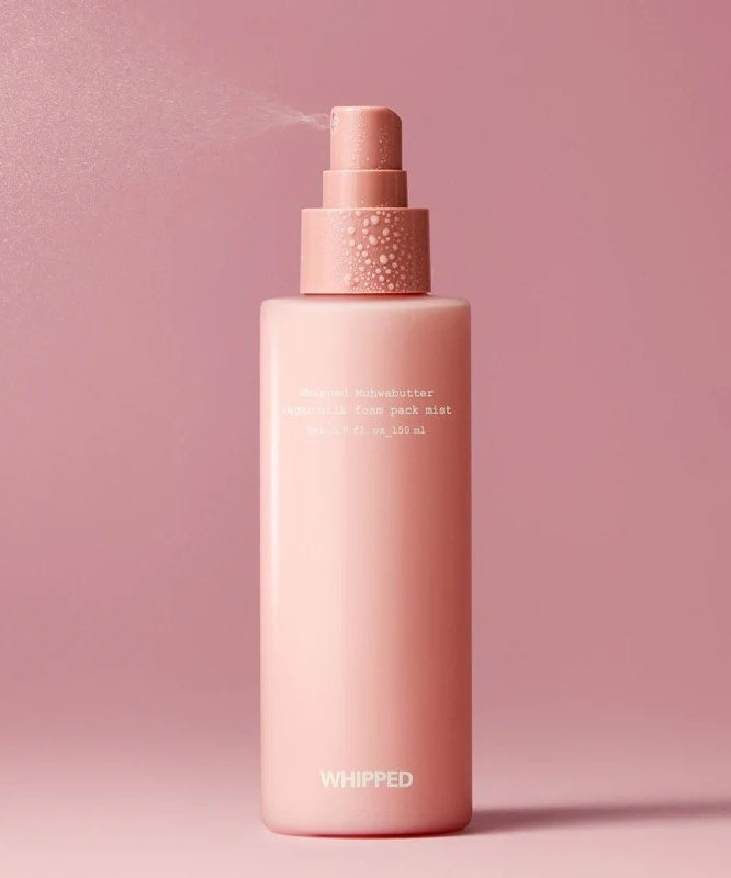 WHIPPED Butter Vegan Milk Foam Pack Mist 150ml, bouteille rose, arrière-plan pastel, produit cosmétique vegan.