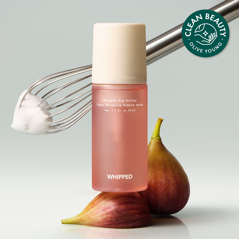 WHIPPED Butter Vegan Whipping Bubble Serum 92ml CLEAN BEAUTY, flacon rose et fouet, contexte soins visage.