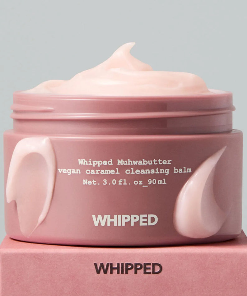 WHIPPED Fig Butter Vegan Caramel Cleansing Balm 90ml, pot crème mauve/rose sur fond clair, aspect fouetté, marque WHIPPED