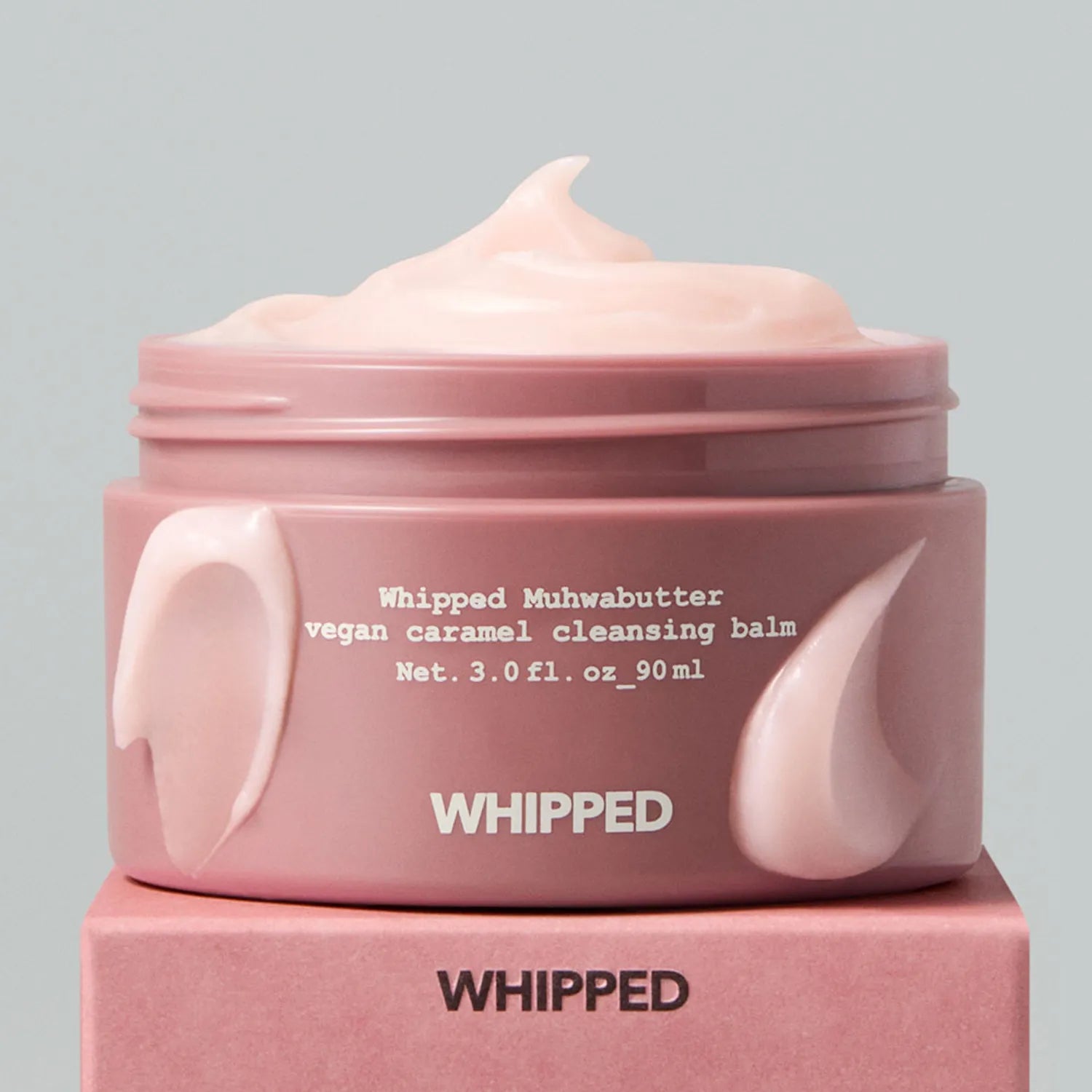 WHIPPED Fig Butter Vegan Caramel Cleansing Balm 90ml, pot crème mauve/rose sur fond clair, aspect fouetté, marque WHIPPED