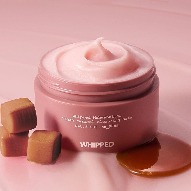 WHIPPED Fig Butter Vegan Caramel Cleansing Balm 90ml de la marque WHIPPED, baume crémeux rose, cubes caramel sur fond rose.