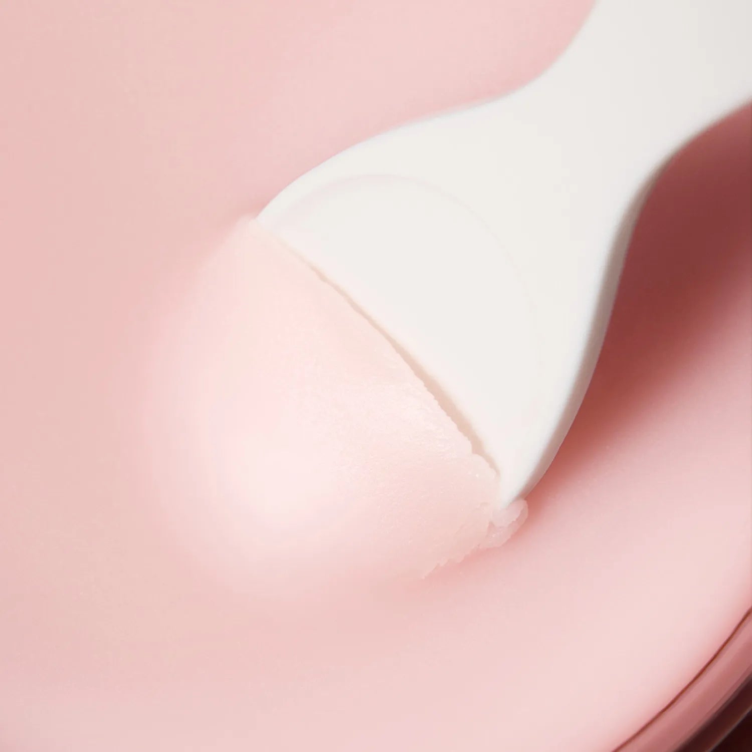 WHIPPED Fig Butter Vegan Caramel Cleansing Balm 90ml, crème soyeuse sur spatule; visuel maquetté rose crème, marque WHIPPED.