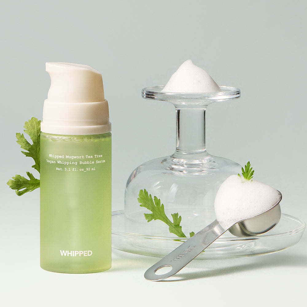 WHIPPED Mug Tree Vegan Whipping Bubble Serum 92ml sur fond clair, flacon vert et accessoires spa vegan, marque WHIPPED.