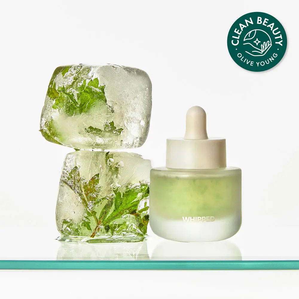 WHIPPED Mugtree Vegan Calming Syrup Ampoule 30ml, bouteille verte crème Clean Beauty avec glaçons sur fond blanc