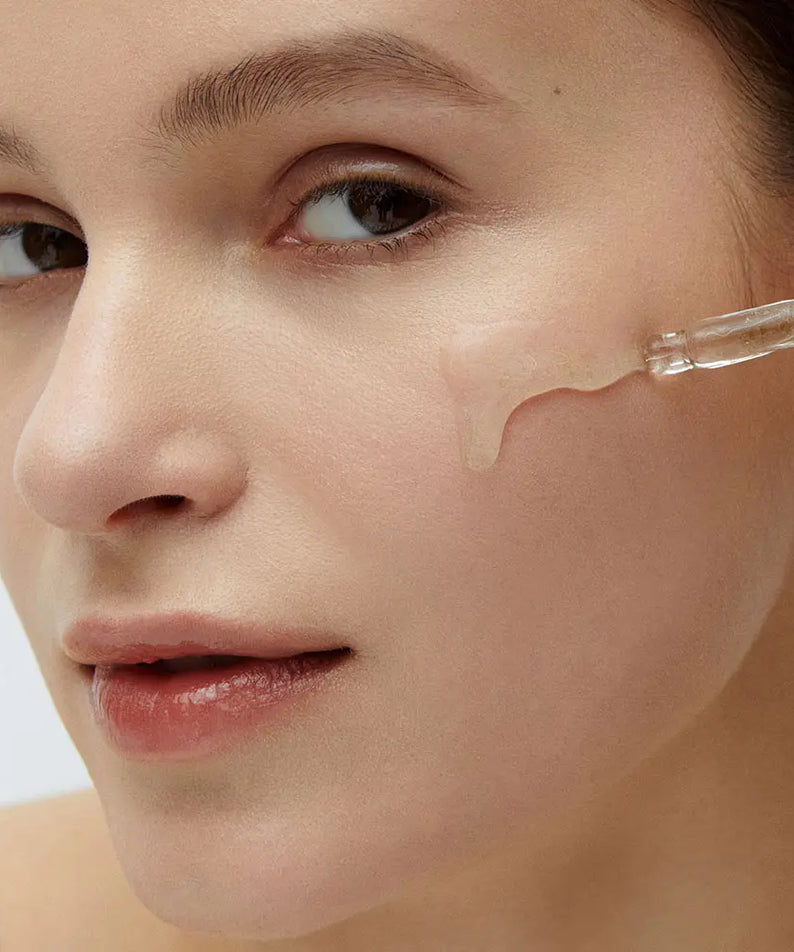 WHIPPED Mugtree Vegan Calming Syrup Ampoule 30ml : soin visage, goutte d’ampoule sur peau, marque en contexte visuel beauté.
