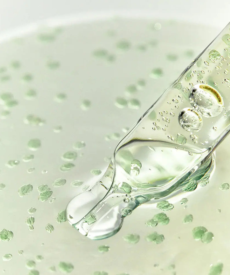 Décris l'image en français: WHIPPED Mugtree Vegan Calming Syrup Ampoule 30ml, flacon goutte sur fond vert apaisant.