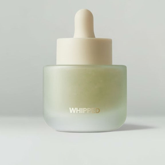 Photo produit WHIPPED Syrup Ampoule 30ml, bouteille crème blanche sur fond clair, mise en scène beauté de la marque WHIPPED.