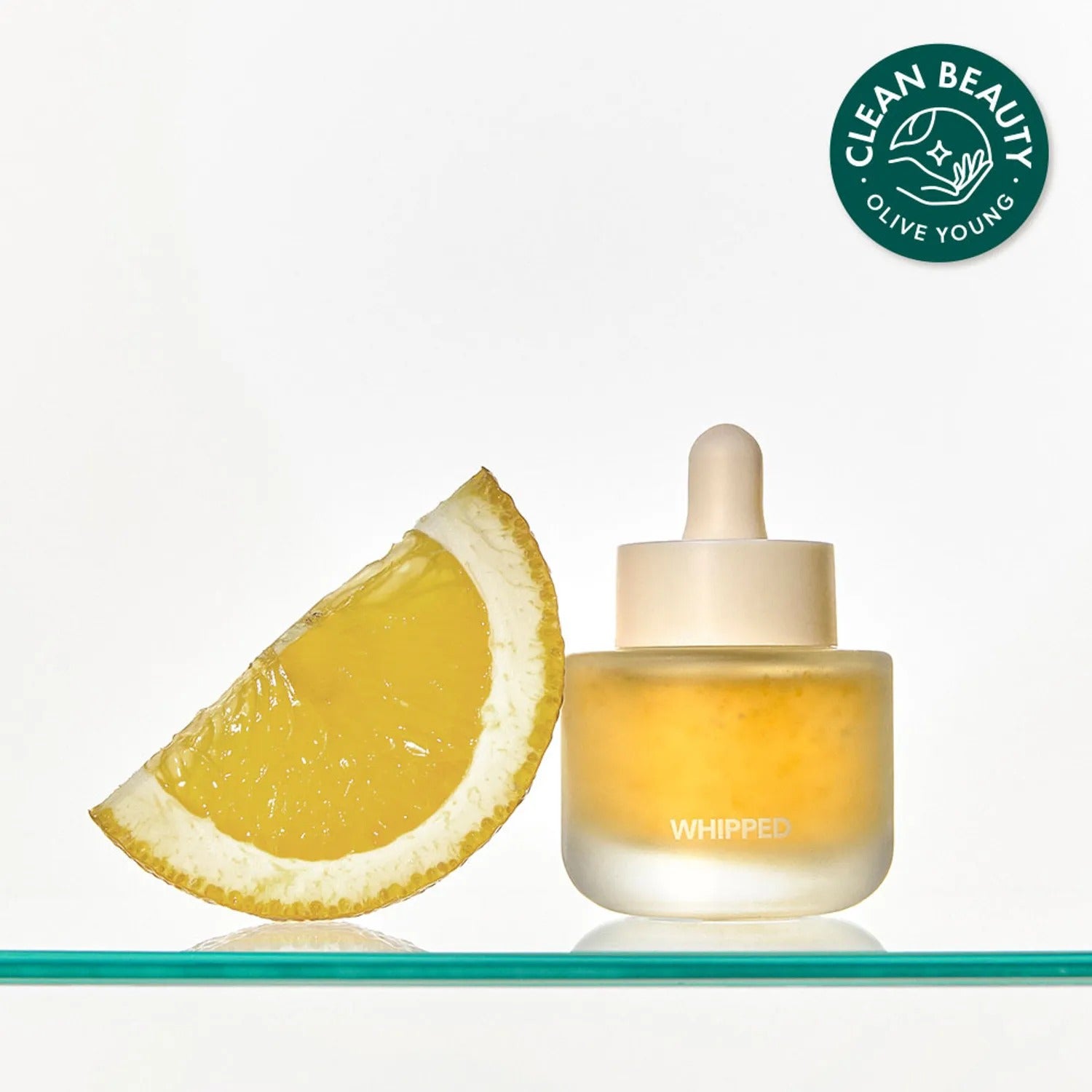 WHIPPED Yujamong Vegan Vita Syrup Ampoule 30ml, flacon sur fond clair avec tranche de citron, style beauté clean
