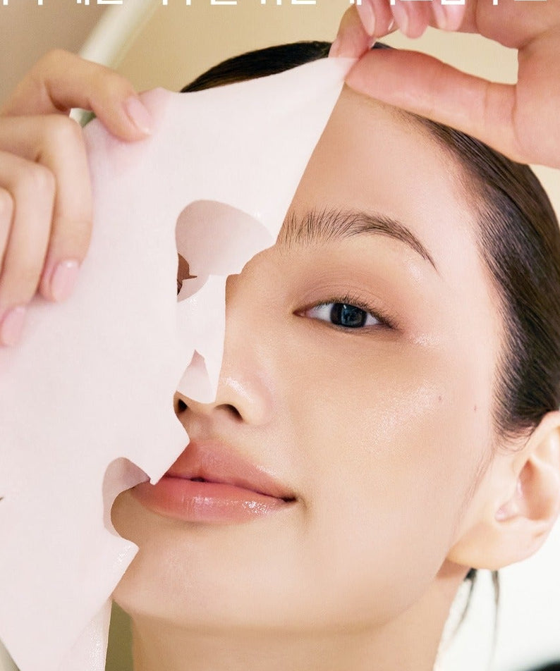 Application du masque WHIPPED Butter Vegan Glow Barrier Squeeze Mask 1ea sur le visage d'une personne pour un éclat nourri.