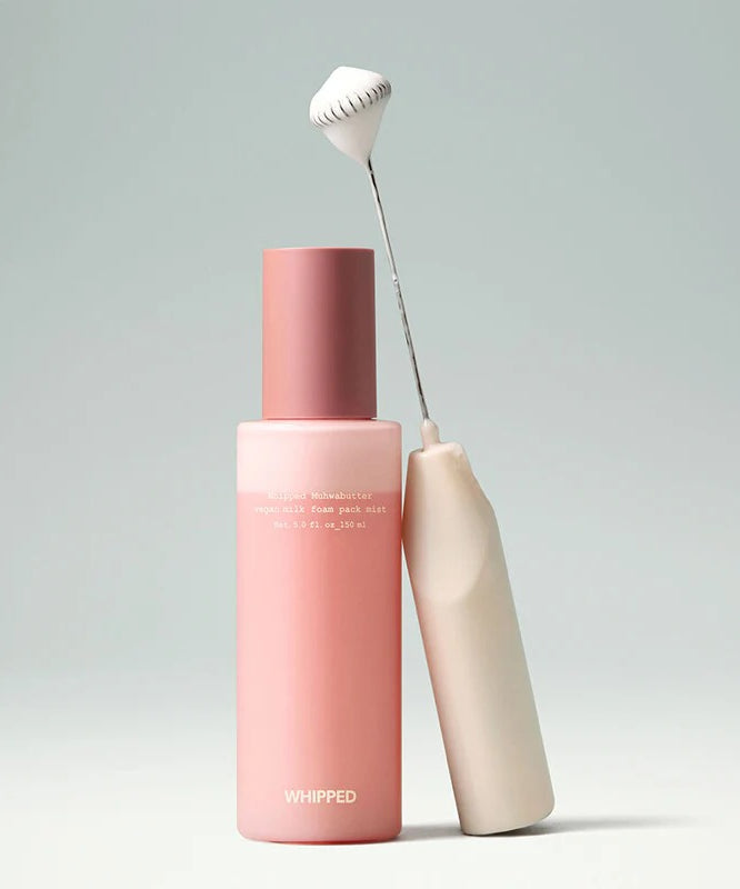 Produit cosmétique WHIPPED Butter Vegan Milk Foam Pack Mist 150ml avec un flacon rose et un mousseur.
