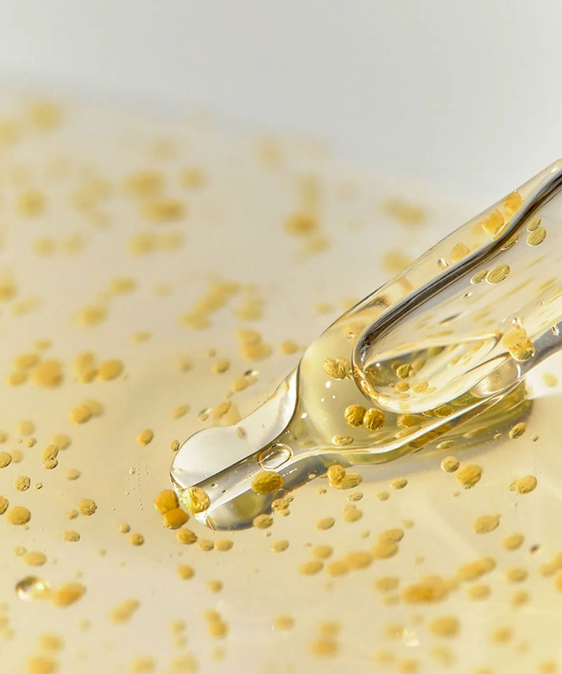 Gros plan de l'ampoule 30ml WHIPPED Yujamong Vegan Vita Syrup, sérum vegan avec texture dorée.