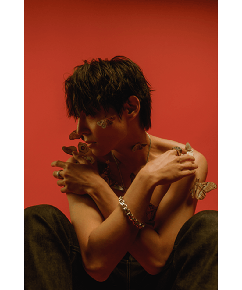 WOO SUNG - [MOTH] - Album Kpop : portrait duo WOO SUNG sur fond rouge, style Kpop, photo promotionnelle