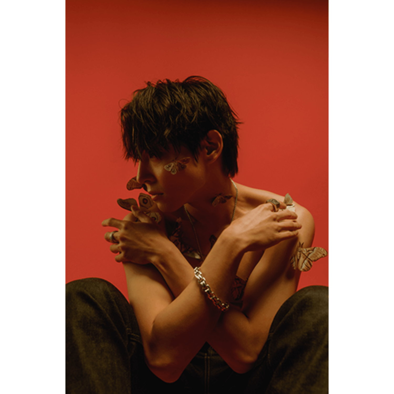 WOO SUNG - [MOTH] - Album Kpop : portrait duo WOO SUNG sur fond rouge, style Kpop, photo promotionnelle