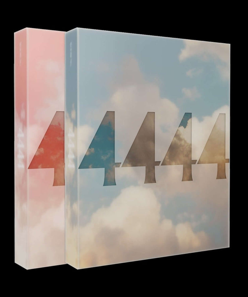 WOOSUNG - 4444 (DELUXE RED VER. / DELUXE BLUE VER.) (Set of 2) - Album Kpop, coffrets rouges et bleus sur fond noir.